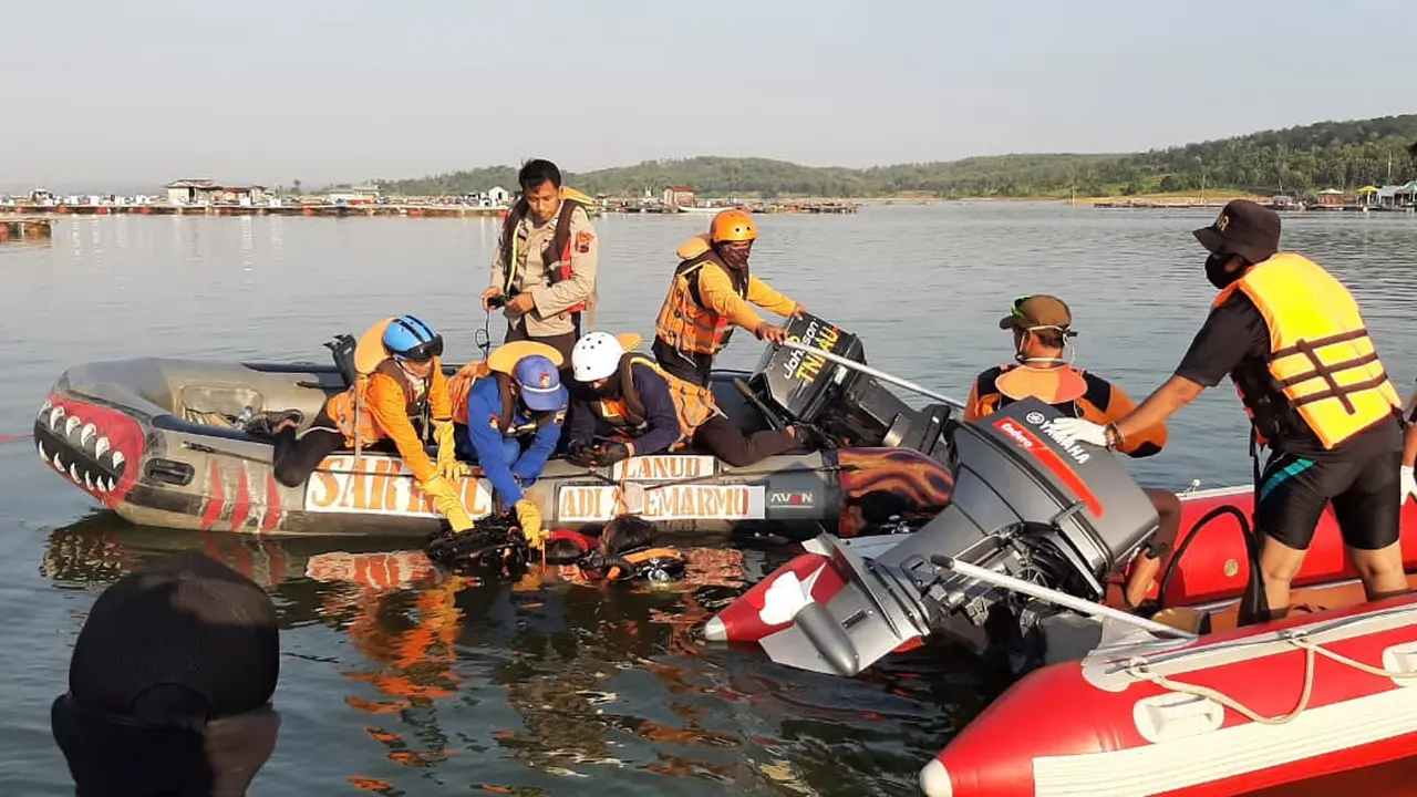 Tim gabungan melakukan penyelaman untuk mencari kakak beradik korban perahu tenggelam di Waduk Kedungombo, Boyolali. (Foto: Liputan6.com/Felek Wahyu)