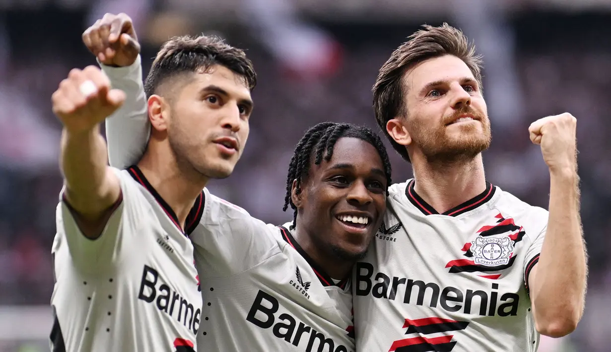 Para pemain Bayer Leverkusen merayakan gol yang dicetak oleh Jeremie Frimpong ke gawang Eintracht Frankfurt pada laga Liga Jerman di Stadion Deutsche Bank Park, Senin (6/5/2024). (AFP/Kirill Kudryavtsev)