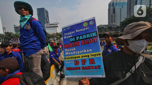 Masa buruh minta omnibus law dicabut