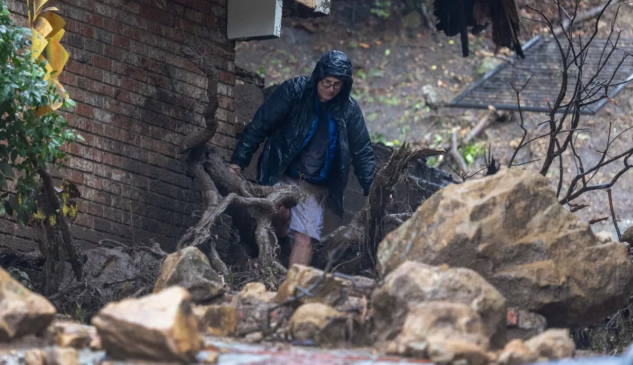 Layanan Cuaca Nasional AS (NWS) menginformasikan, badai ini dapat memicu banjir dan tanah longsor. (DAVID MCNEW/AFP)