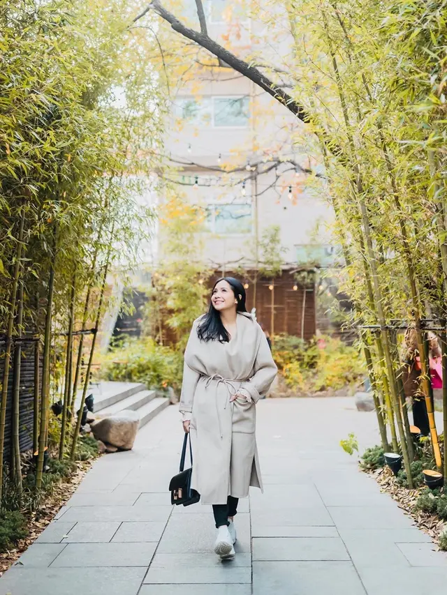 Nagita Slavina mengenakan long coat/dok. Instagram @Raffinagita