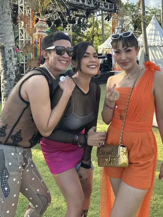 Melaney Ricardo tampil dengan atasan lengan panjang transparan dipaduka inner spaghetti strap putih. Dengan mini skirt pinknya. [@melaney_ricardo]