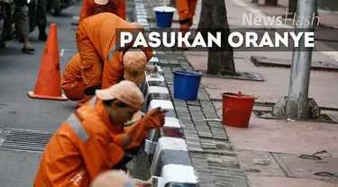 Ketika menyapu jalanan di Jakarta, Danang seorang pasukan oranye harus bertaruh dengan kendaraan-kendaraan yang melaju kencang. 