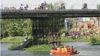 Bersih-bersih Sungai Brantas. (Liputan6.com/Dian Kurniawan)