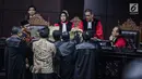 Komisioner KPU, Hasyim Asyari mengantar amplop kehadapan Majelis Hakim dan mendeskripsikan perbedaannya dalam sidang sengketa pilpres 2019 di Gedung MK, Jakarta, Kamis (20/6/2019). Hasyim mengatakan, ada kode-kode tertentu di tiap amplop yang menunjukkan fungsinya. (Liputan6.com/Faizal Fanani)