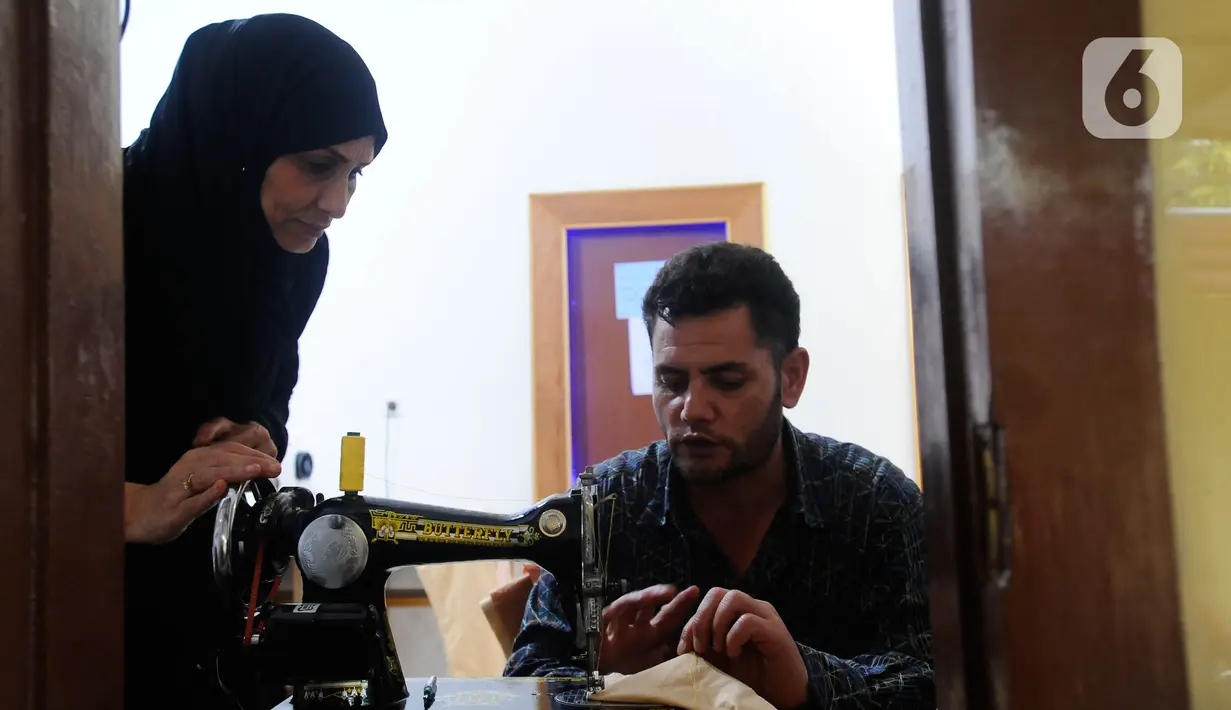 Pengungsi melakukan pelatihan menjahit di Peace Educational Shelter, Cisarua, Jawa Barat, Selasa (17/1/2023). Rata-rata pengungsi yang berasal dari Afganistan, Yaman, Irak, Sudan dan lain-lain  sudah lebih dari 10 tahun tinggal di Indonesia dengan kondisi   puluhan pengungsi mengalami depresi hingga bunuh diri. (merdeka.com/Arie Basuki)