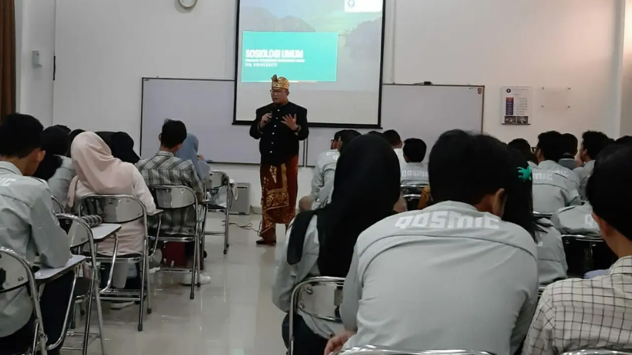 Seorang dosen IPB, Arif Satria sedang mengajar dengan mengenakan pakaian adat Bali, Senin (28/10/2019). (Liputan6.com/Achmad Sudarno)