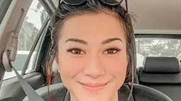 Tampil makin stylish dengan mengenakan kacamata, sosok Dita yang punya paras menawan ini memang kerap menuai banyak pujian. Sejak mengunggah potretnya dengan Rino Yosiaki saat liburan bersama, cukup banyak netizen yang patah hati, karena sudah terlihat bahwa keduanya memiliki hubungan spesial meski belum diumumkan ke publik. (Liputan6.com/IG/@fakhranaaa)