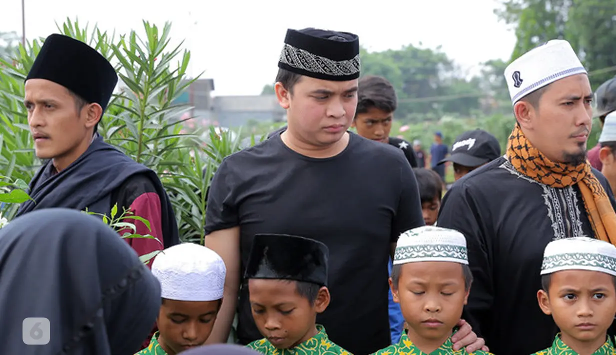 Menurutnya, selama ini, anak-anak yatim itu selalu mendoakan Olga, baik saat masih hidup maupun sudah tiada. Sebagai adik, ia mengantikan sosok kakaknya yang telah dipanggil selamanya oleh Yang Maha Kuasa. (Deki Prayoga/Bintang.com)