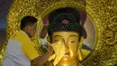 Sebagai informasi, Tahun Baru Imlek 2026 atau Tahun Baru Imlek 2577 Kongzili akan jatuh pada Selasa 17 Februari 2026. Tampak dalam foto, seorang pria membersihkan patung Buddha sebagai persiapan perayaan Tahun Baru Imlek 2577 Kongzili di Vihara Buddhayana, Surabaya, Jawa Timur pada Senin 9 Februari 2026. (JUNI KRISWANTO/AFP)
