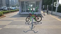 Sebuah sepeda diparkir di area Stasiun MRT Istora, Jalan Sudirman, Jakarta, Jumat (13/11/2019). PT MRT Jakarta memarkiran sepeda untuk merangsang minat warga untuk menitipkan sepeda di stasiun MRT. (Liputan6.com/Herman Zakharia)