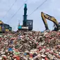 Sejumlah alat berat mengumpulkan sampah yang menggunung di TPA Cipayung, Kota Depok, Jawa Barat. (Liputan6.com/Dicky Agung Prihanto)