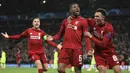 Gelandang Liverpool, Georginio Wijnaldum, melakukan selebrasi usai membobol gawang Barcelona pada laga semifinal Liga Champions 2019 di Stadion Anfield, Selasa (7/5). Liverpool menang 4-0 atas Barcelona. (AP/Peter Byrne)