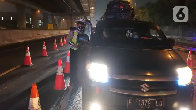 Pemeriksaan Larangan Mudik di Pintu Tol Cikarang Barat