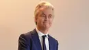 Politikus anti-Islam Belanda Geert Wilders memasukkan surat suara ke kotak suara saat pemilihan umum Belanda di sebuah Tempat Pemungutan Suara (TPS) di Den Haag, Rabu (15/3). Kotak suara yang tersedia terbuat dari tempat sampah. (Emmanuel DUNAND/AFP)