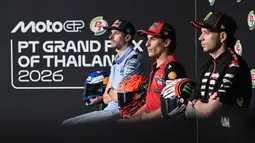 Ajang ini menjadi titik awal persaingan menuju gelar juara dunia musim 2026. Tampak dalam foto, (dari kiri ke kanan) Pembalap Spanyol dari tim BK8 Gresini Racing, Alex Marquez; pembalap Spanyol dari tim Ducati Lenovo Team, Marc Marquez; dan pembalap Italia dari tim Aprilia Racing, Marco Bezzecchi, menghadiri konferensi pers di Sirkuit Internasional Buriram, Thailand pada Kamis 26 Februari 2026. (Lillian SUWANRUMPHA/AFP)