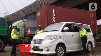 Petugas Kepolisian mengarahkan kendaraan saat penyekatan larangan mudik lebaran di gerbang tol Cikupa, Kabupaten Tangerang, Banten, Kamis (6/5/2021). Penyekatan dilakukan seiring telah diberlakukan larangan mudik Lebaran mulai dari 6 hingga 17 Mei 2021.  (Liputan6.com/Angga Yuniar)