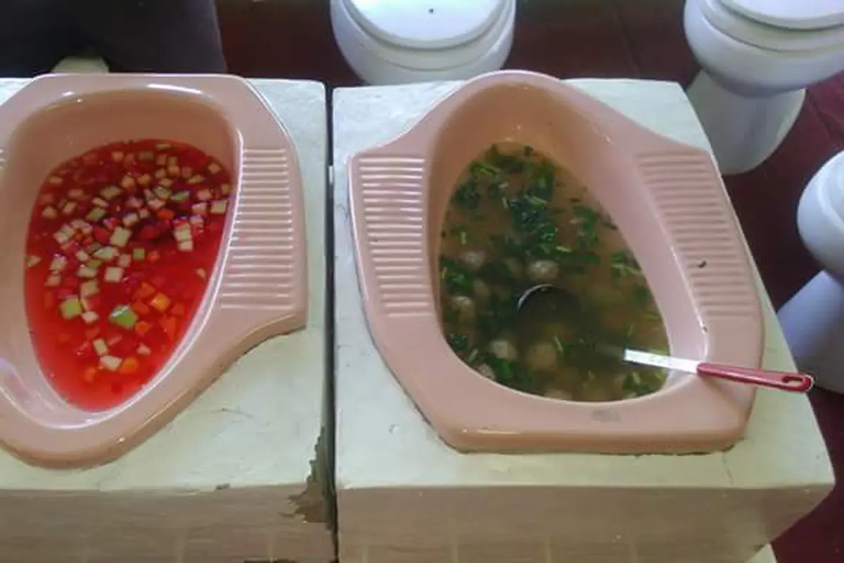 Sensasi Makan di Jamban, Geli Sekaligus Uji Nyali