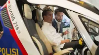 Presiden Jokowi nampak mendapat penjelasan dari Rudy Salim, Executive Chairman Prestige Aviation (ist)