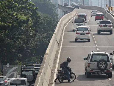 Pengendara sepeda motor melintas di jalan layang non-tol Kampung Melayu-Tanah Abang di Jakarta, Jumat (15/4). Kurangnya pengawasan membuat sejumlah pemotor nekat menerobos ke jalur khusus tersebut. (Liputan6.com/Immanuel Antonius)