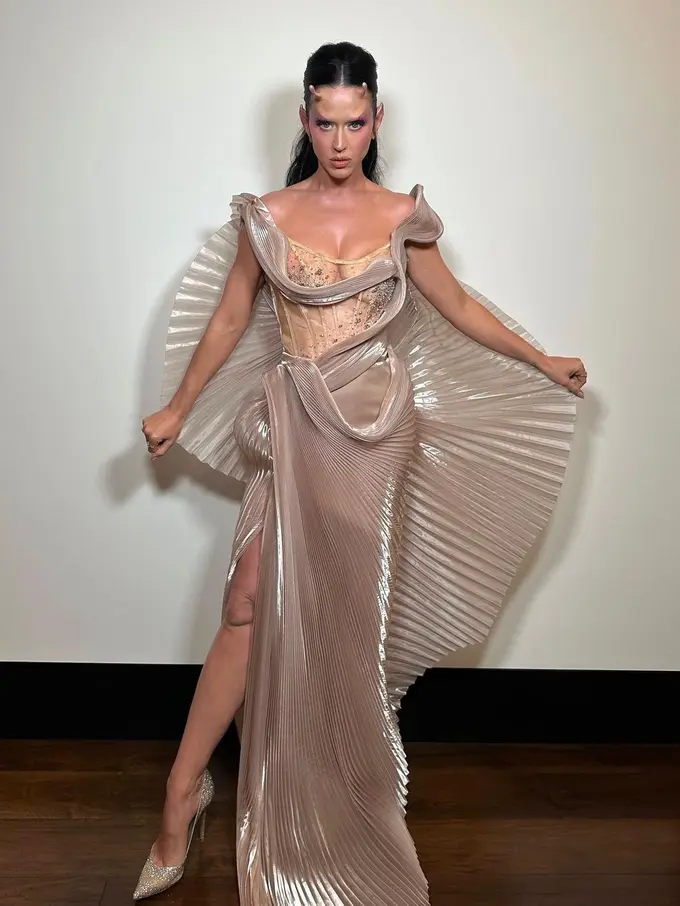 Gaya Unik Katy Perry yang Jadi Alien Cantik Pakai Busana Desainer Indonesi di Ulang Tahun Jeff Bezos