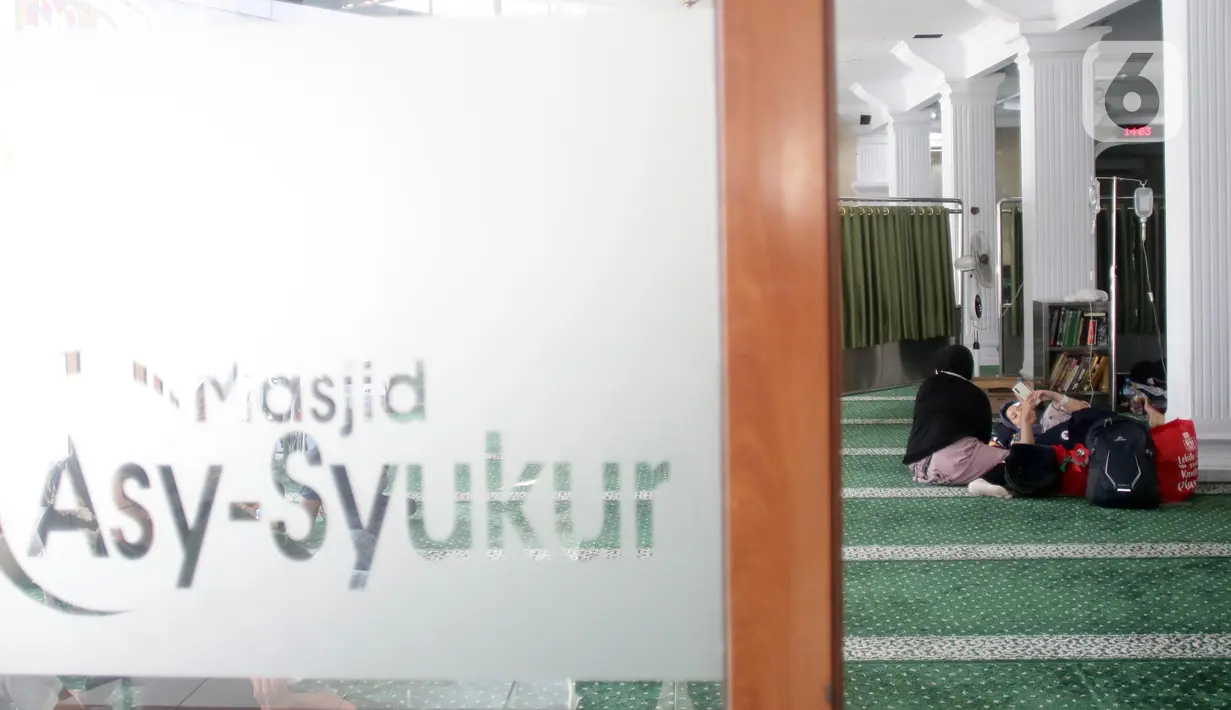 Sejumlah pasien RS Medika Permata Hijau saat dievakuasi di dalam Masjid Asy-Syukur, Jalan Kebayoran Lama, Jakarta, Minggu (30/10/2022). Evakuasi dilakukan sebagai antisipasi dampak kebakaran yang terjadi kawasan pemukiman persis di belakang RS Medika Permata Hijau dan kembali ke RS sekitar pukul 14.30 WIB. (Liputan6.com/Helmi Fithriansyah)