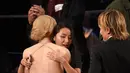 Seorang turis berpelukan dengan aktris Nicole Kidman selama perhelatan Academy Awards ke-89, di California, Minggu (26/2). Oscar tahun ini mendapat kejutan dengan kedatangan para turis yang diajak masuk oleh Jimmy Kimmel (Chris Pizzello/Invision/AP)