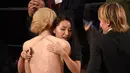 Seorang turis berpelukan dengan aktris Nicole Kidman selama perhelatan Academy Awards ke-89, di California, Minggu (26/2). Oscar tahun ini mendapat kejutan dengan kedatangan para turis yang diajak masuk oleh Jimmy Kimmel (Chris Pizzello/Invision/AP)