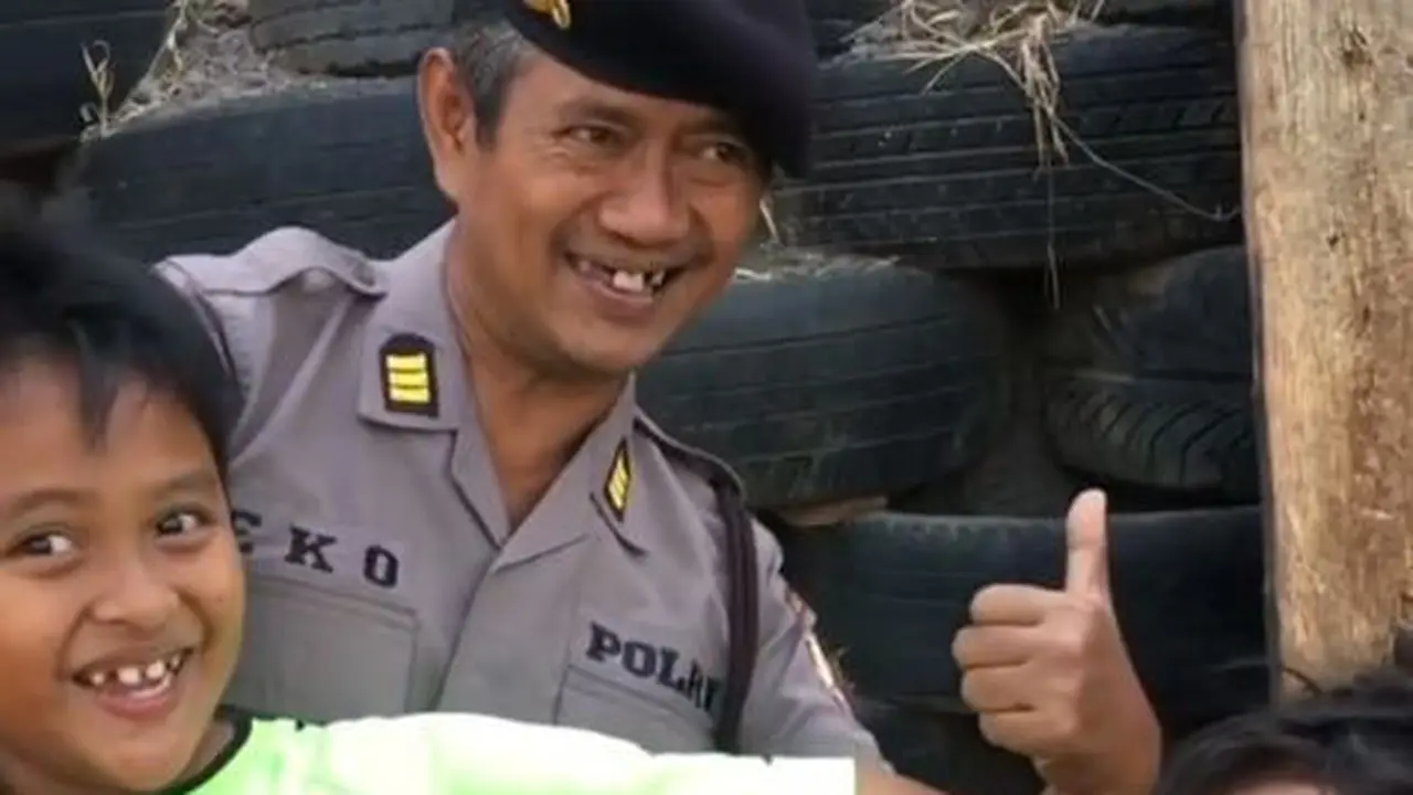 [Bintang] Video Masuk Pak Eko Viral, Ini Polisi yang Kocak dan Jago Lempar Berbagai Benda