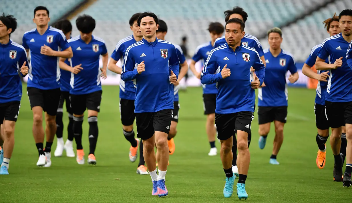 Para pemain Jepang melakukan pemanasan saat mengikuti sesi latihan di Stadium Australia di Sydney (23/3/2022). Jepang akan bertanding melawan Australia pada kualifikasi Grup B Piala Dunia Qatar 2022 zona Asia pada Kamis (24/3/2022) di Stadion Australia. (AFP/Saeed Khan)