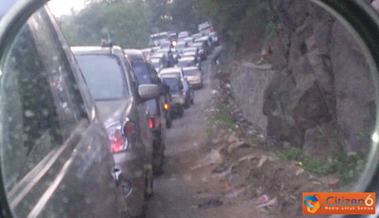 Citizen6, Bandung: Kondisi lalu lintas dari Bandung menuju Garut, Jawa Barat, macet total. Macet terjadi mulai dari pintu tol Cileunyi hingga Tarogong, Garut. (Pengirim: Adhitiyo Kuncoro)

