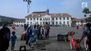 Wisatawan menikmati suasana kawasan Kota Tua, Jakarta, Sabtu (8/6/2019). Selama libur lebaran 2019, sejak 7 Juni kemarin hingga beberapa hari kedepan, jam berkunjung ke berbagai museum di kawasan wisata sejarah Kota Tua diperpanjang hingga pukul 20.00 WIB. (Liputan6.com/Faizal Fanani)