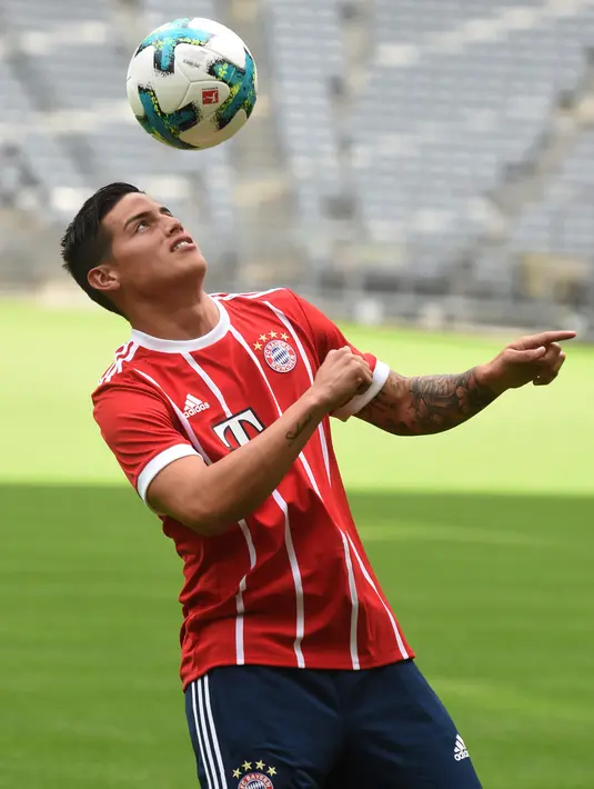 James Rodriguez berusaha mengontrol bola saat perkenalannya dengan tim barunya Bayern Munchen Jerman, (12/7). Pemain Kolombia ini hengkang dengan status pinjaman dari Real Madrid. (Felix Hoerhager/dpa via AP)