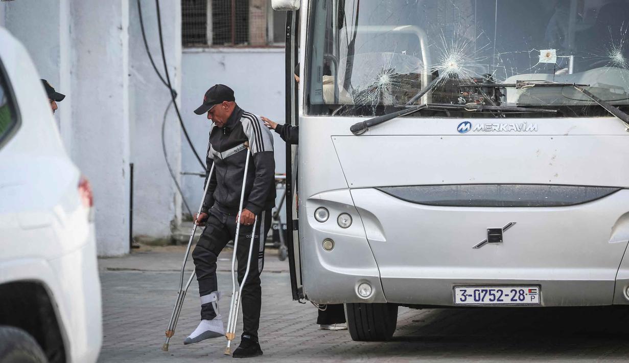 Perbatasan ini memegang peran krusial sebagai jalur utama bagi bantuan kemanusiaan dan pergerakan warga sipil. Tampak dalam foto, seorang pria Palestina yang menggunakan tongkat penyangga menunggu untuk meninggalkan Gaza menuju Mesir melalui penyeberangan perbatasan Rafah setelah dibuka untuk pertama kalinya sejak perang AS-Israel dengan Iran dimulai, di Khan Yunis pada 19 Maret 2026. (Bashar TALEB/AFP)