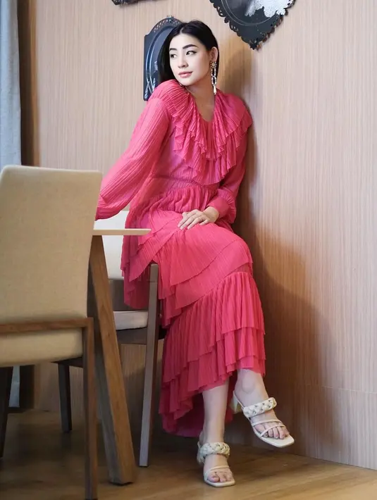 Tampil dengan simple dress berwarna pink dengan detail cantik, penampilan Patricia Devina ini bisa jadi inspirasi dalam acara formal maupun non-formal. Anting yang digunakan pun disesuaikan dengan warna heels agar terlihat serasi dengan busana. (Liputan6.com/IG/@pattdevdex)