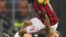 Gelandang AC Milan, Franck Kessie, berebut bola dengan gelandang Inter Milan, Marcelo Brozovic, pada laga perempat final Coppa Italia di Stadion San Siro, Rabu (27/12/2017). AC Milan menang 1-0 atas Inter Milan. (AP/Antonio Calanni)