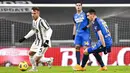 Gelandang Juventus, Arthur Melo, menggiring bola saat melawan Udinese pada laga Liga Italia di Stadion Allianz, Turin, Minggu (3/1/2021). Juventus menang dengan skor 4-1. (Marco Alpozzi/LaPresse via AP)