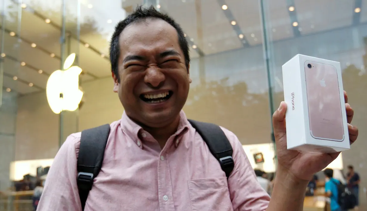 Sho Inoue menunjukkan iPhone 7 usai membeli di Apple Store di Tokyo, Jepang, Jumat (16/9). Pembeli iPhone7 hari ini menjadi bagian dari pembeli pertama di seluruh dunia. (REUTERS / Issei Kato)
