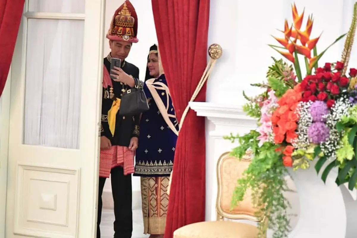 Selfie Presiden Jokowi dan Iriana sebelum upacara HUT RI Ke-73