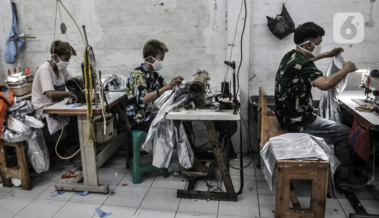 Pekerja menyelesaikan pembuatan baju hazmat di salah satu industri konveksi Pusat Industri Kecil (PIK), Jakarta, Rabu (30/12/2020). Dalam sehari, industri konveksi di PIK mampu memproduksi 50 buah baju hazmat tiap pekerja. (merdeka.com/Iqbal S. Nugroho)