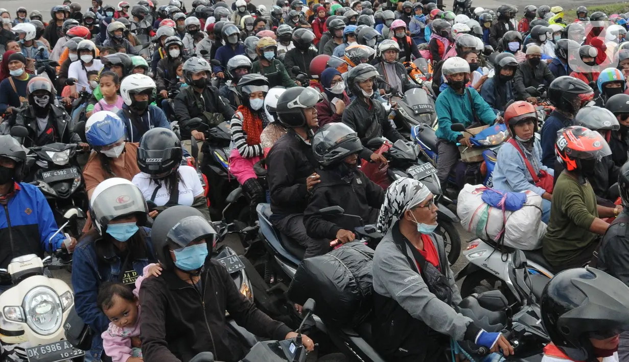 <p>Pemudik bermotor menuju kota-kota di Pulau jawa antri memasuki kapal penyeberangan di pelabuhan Gilimanuk, Bali, Sabtu (30/4/2022). H-2 Idul Fitri 1443 H, ribuan pemudik meninggalkan Pulau Bali untuk merayakan lebaran di kampu ng halaman. (merdeka.com/Arie Basuki)</p>