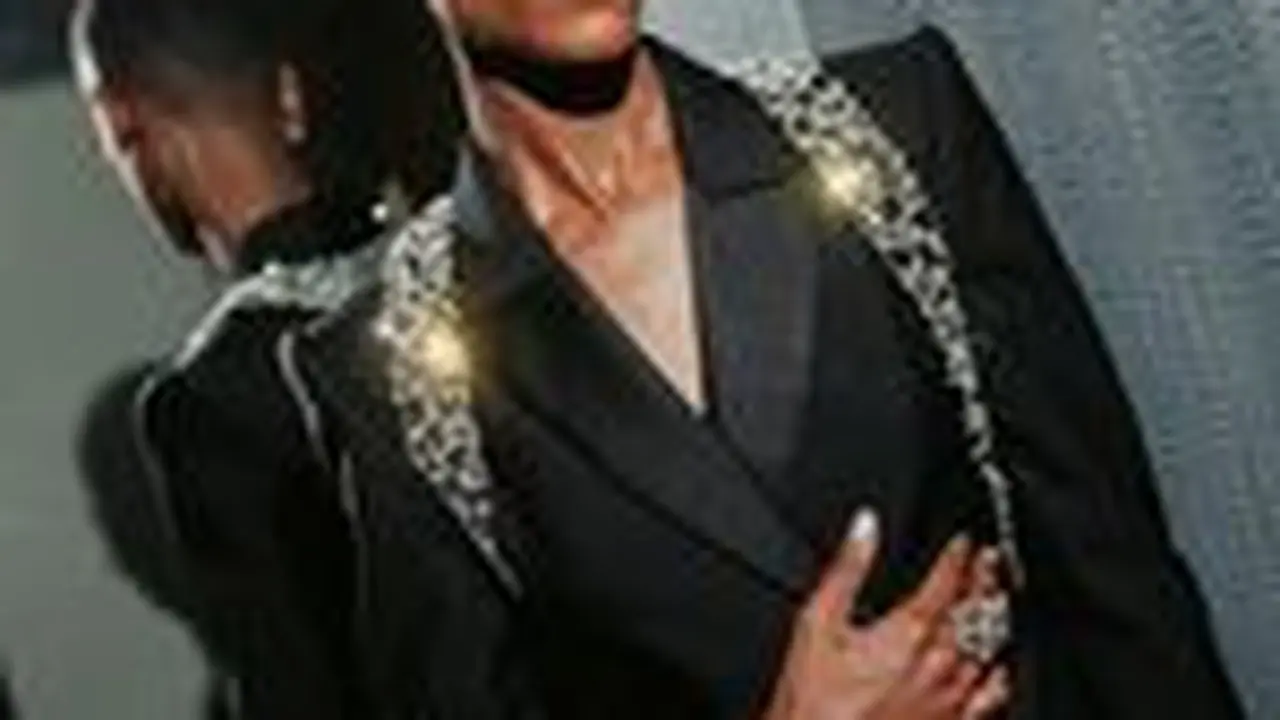 Momen Emosional Letitia Wright Kenakan Outfit Mirip Chadwick Boseman di Premiere Black Panther 2