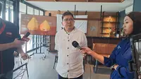 Bung Towel alias Tommy Welly hadir sebagai pembicara pada konferensi pers terkait Survey tentang "Suara Suporter Indonesia tentang Perkembangan Terkini Sepak Bola Nasional" yang digelar di Jakarta Selatan pada Jumat (10/1/2025). (Bola.com/Muhammad Adi Yaksa)