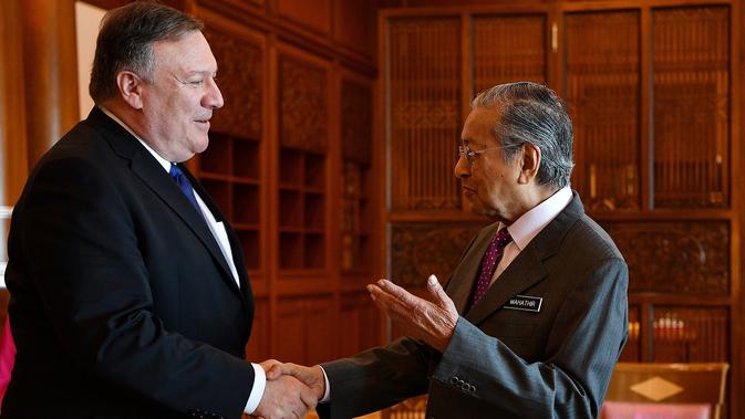 PM Malaysia, Mahathir Mohamad menyambut kunjungan Menteri Luar Negeri AS, Mike Pompeo di Putrajaya, Kuala Lumpur, Jumat (3/8). Pompeo menjadi pejabat senior pertama AS yang mengunjungi Mahathir usai terpilih sebagai Perdana Menteri. (AFP/MANAN VATSYAYANA)