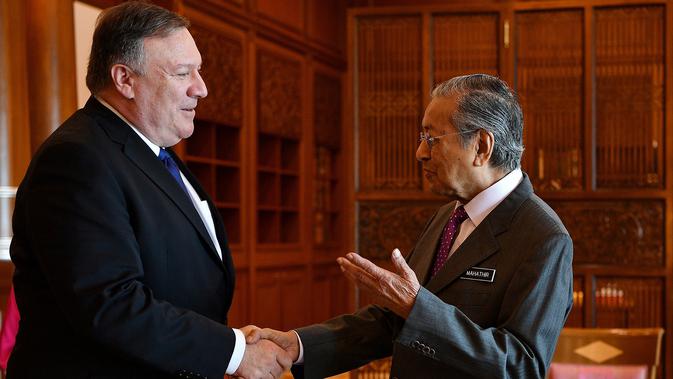 PM Malaysia, Mahathir Mohamad menyambut kunjungan Menteri Luar Negeri AS, Mike Pompeo di Putrajaya, Kuala Lumpur, Jumat (3/8). Pompeo menjadi pejabat senior pertama AS yang mengunjungi Mahathir usai terpilih sebagai Perdana Menteri. (AFP/MANAN VATSYAYANA)