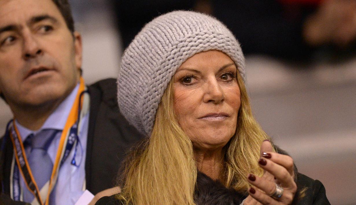 Ulla Sandrock, istri dari pelatih Liverpool, Jurgen Klopp, turut menghadiri  laga antara Liverpool melawan Bordeaux pada lanjutan Liga Europa di Stadion Anfield, Inggris, Kamis (26/11/2015). (AFP Photo/Oli Scarff)