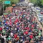 Ribuan buruh demo Omnibus Law di Tangerang. (Pramita/Liputan6.com).