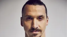 Penyerang baru LA Galaxy, Zlatan Ibrahimovic berpose dalam seragam klub barunya saat pemotretan pada 23 Maret 2018. Ibrahimovic diketahui pernah berkarier di Swedia, Belanda, Italia, Spanyol, Prancis, dan Inggris. (Jon Shard/LA Galaxy via AP)