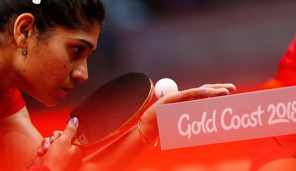 Madhurika Patkar dari India melakukan servis saat bertanding melawan tim Malaysia selama perempat final tim putri di Commonwealth Games 2018 di Gold Coast di Oxenford Studios (7/4). (AFP Photo/Adrian Dennis)
