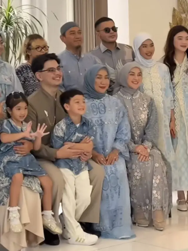 Irish Bella saat Dampingi sang Adik Melamar Kekasihnya. [@_irishbella_]